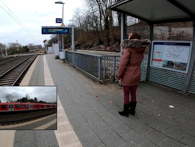 FEHLANZEIGE! Bahn fährt zu früh !!! Ich piss trotzdem !